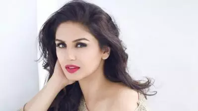 ഇന്ത്യന്‍ ടീമിന്റെ നീല ജേഴ്‌സി തിരിച്ചു കൊണ്ടു വരണമെന്ന് ഹുമ ഖുറേഷി; പിന്തുണച്ചും എതിര്‍ത്തും സോഷ്യല്‍ മീഡിയ