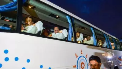 കലങ്ങിമറിഞ്ഞ് കര്‍ണാടക; എം.എല്‍.എമാരെ ‘സംരക്ഷിക്കാന്‍’ റിസോര്‍ട്ടിലേക്ക് മാറ്റി ബി.ജെ.പിയും കോണ്‍ഗ്രസും ജെ.ഡി.എസും