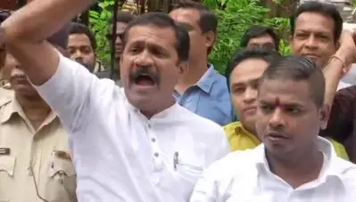 ‘ഗോ ബാക്ക്’ ഡി.കെ ശിവകുമാറിനെതിരെ മുദ്രാവാക്യം വിളിച്ച് ജെ.ഡി.എസ് നേതാവ് നാരായണ്‍ ഗൗഡയുടെ അനുയായികള്‍