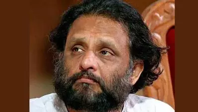 ‘നമ്പൂതിരി എന്ന വാല് മുറിച്ചു കളയുമെന്ന് പ്രഖ്യാപിച്ചയാളാണ് ഞാന്‍’; ലളിതകലാ അക്കാദമി പുരസ്‌കാര വേദിയില്‍ വിമര്‍ശനങ്ങളോട് പൊട്ടിത്തെറിച്ച് കൈതപ്രം