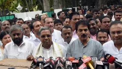 പത്ത് എം.എല്‍.എമാരും ആറുമണിക്ക് സ്പീക്കറുടെ മുമ്പാകെ ഹാജരാകണമെന്ന് സുപ്രീം കോടതി; പദ്ധതികള്‍ പാളുമെന്ന ഭീതിയില്‍ കര്‍ണാടക സര്‍ക്കാര്‍