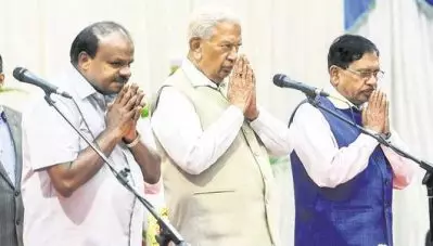 വിമതല എം.എല്‍.എമാര്‍ രാജ്ഭവനില്‍ ചിലവഴിച്ചത് രണ്ടുമണിക്കൂറിലേറെ; സര്‍ക്കാറിനെ വീഴ്ത്താന്‍ ബി.ജെ.പി ഗവര്‍ണറെ ഉപയോഗിക്കുന്നെന്ന ആരോപണവുമായി കോണ്‍ഗ്രസ്