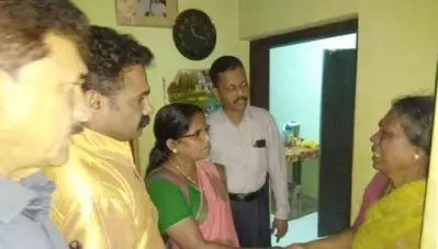 സര്‍ഫാസി നിയമപ്രകാരം ജപ്തിചെയ്ത് പുറത്താക്കപ്പെട്ട വീട്ടിലേക്ക് വീട്ടമ്മയെ തിരികെ പ്രവേശിപ്പിച്ച് ‘ദി പീപ്പിള്‍’ പ്രവര്‍ത്തകര്‍