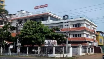 ‘ലുങ്കിയുടുത്തതിന്റെ പേരില്‍ കോഴിക്കോട് സീ ക്യൂന്‍ ഹോട്ടലില്‍ പ്രവേശനം നിഷേധിച്ചതായി പരാതി’ ; ‘ ലുങ്കി സമരവുമായി’ കോഴിക്കോട്ടെ സാംസ്‌ക്കാരിക പ്രവര്‍ത്തകര്‍