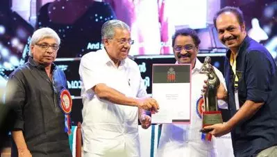 ‘പിതാവിനോട് ഇപ്പോഴും മോഹന്‍ലാല്‍ കാണിക്കുന്ന സ്‌നേഹാദരങ്ങള്‍ക്കുള്ള ഉപകാരസ്മരണയായിരുന്നു ഒടിയനിലെ ഡബ്ബിംഗ്’; പുരസ്‌കാരം ലഭിച്ചതില്‍ നന്ദി രേഖപ്പെടുത്തി ഷമ്മി തിലകന്‍