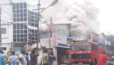 കൊച്ചി തോപ്പുംപടിയില്‍ ചെരുപ്പുകടയില്‍ വന്‍ തീപ്പിടുത്തും