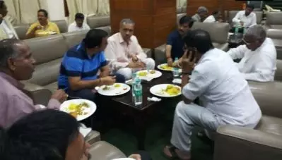 ”ചിലര്‍ക്ക് പ്രമേഹമുണ്ട്, ചിലര്‍ക്ക് ബി.പിയും; സമയത്തിന് ഭക്ഷണം കഴിക്കണം”; വിധാന്‍ സൗധയില്‍ ധര്‍ണ നടത്തുന്ന ബി.ജെ.പിക്കാര്‍ക്ക് ഭക്ഷണമെത്തിച്ച് ഉപമുഖ്യമന്ത്രി