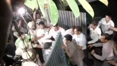 ‘കള്ളന്‍ കള്ളന്‍’ വിളികളുമായി ബി.ജെ.പി പ്രവര്‍ത്തകര്‍, മോദിവിരുദ്ധ മുദ്രാവാക്യവുമായി കോണ്‍ഗ്രസ്; ചിദംബരത്തിന്റെ വീടിന് മുന്നില്‍ സംഘര്‍ഷം