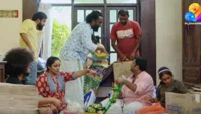 ‘ഉപ്പും മുളകും’ പരിപാടിക്ക് മുഖ്യമന്ത്രിയുടെ അഭിനന്ദനം; നാടിന്റെ അതിജീവനത്തിന് സഹായമാകുന്നത് സ്വാഗതാര്‍ഹം