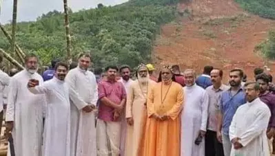 ദുരന്തഭൂമിയിലെ ദുരന്തങ്ങള്‍; കവളപ്പാറയില്‍ പുരോഹിതസംഘത്തിന്റെ ഗ്രൂപ്പ് സെല്‍ഫി