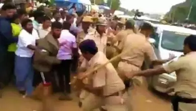 ദുരിതം പറയാന്‍ മുഖ്യമന്ത്രിയുടെ കാര്‍ തടഞ്ഞു; കര്‍ണാടകത്തില്‍ മഴക്കെടുതി ബാധിച്ചവര്‍ക്ക് പൊലീസിന്റെ ക്രൂരമര്‍ദ്ദനം- വീഡിയോ