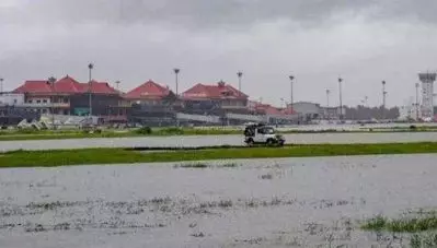 റണ്‍വെയില്‍ വെള്ളം കയറി; നെടുമ്പാശ്ശേരി വിമാനത്താവളം ഞായറാഴ്ച വരെ അടച്ചു; മൂന്നു വിമാനങ്ങള്‍ ലാന്‍ഡ് ചെയ്യാന്‍ അനുവദിച്ചില്ല