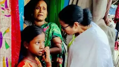 400 പേര്‍ക്ക് ഉപയോഗിക്കാന്‍ 2 ടോയ്‌ലറ്റ് മാത്രം; ചേരി സന്ദര്‍ശനത്തിനിടെ ഞെട്ടി മമത; വകുപ്പ് മന്ത്രിയോട് പൊട്ടിത്തെറിച്ച് മുഖ്യമന്ത്രി