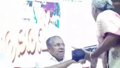 ‘അവിടെപ്പോയി ഇരിക്ക്’; പൊതുവേദിയില്‍ വെച്ച് സ്ത്രീയോട് രോഷാകുലനാകുന്ന മുഖ്യമന്ത്രി പിണറായി വിജയന്‍; വീഡിയോ ചര്‍ച്ചയാകുന്നു