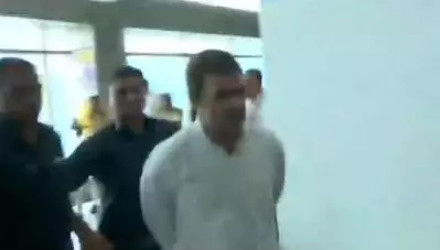 കശ്മീര്‍ സന്ദര്‍ശനത്തിനെത്തിയ പ്രതിപക്ഷ സംഘത്തെ ശ്രീനഗര്‍ എയര്‍പോര്‍ട്ടില്‍ നിന്നും തിരിച്ചയച്ചു
