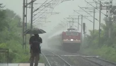 സംസ്ഥാനത്തെ മൂന്ന് ജില്ലകളില്‍ ഇന്ന് റെഡ് അലേര്‍ട്ട്; കോഴിക്കോടും മലപ്പുറത്തും നാളെ അതിതീവ്ര മഴയ്ക്ക് സാധ്യത