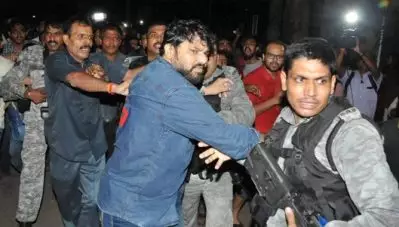 മമത ഇന്ത്യ കണ്ടതില്‍ വച്ച് ഏറ്റവും ക്രൂരയായ മുഖ്യമന്ത്രി; എന്നെ രക്ഷിക്കാന്‍ വരരുതെന്ന് ഗവര്‍ണറോട് പറഞ്ഞു; ജാദവ്പൂര്‍ യൂണിവേഴ്‌സിറ്റി അക്രമത്തില്‍ കേന്ദ്രമന്ത്രി