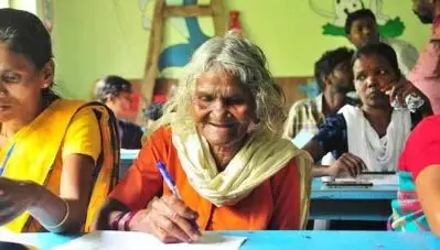 85-ാം വയസില്‍ അക്ഷരം പഠിച്ച് കെമ്പി; വയനാട്ടിലെ ആദിവാസി സാക്ഷരതാ നിരക്കില്‍ വലിയ മുന്നേറ്റം