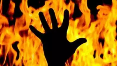 സവര്‍ണ ജാതിയില്‍പ്പെട്ട പെണ്‍കുട്ടിയെ പ്രണയിച്ചതിനു ദലിത് യുവാവിനെ ചുട്ടുകൊന്നു; മരണവാര്‍ത്തയറിഞ്ഞ് മാതാവും മരിച്ചു