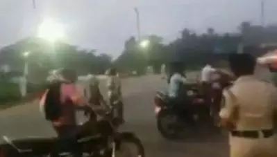 ‘ഹെല്‍മറ്റില്ലാതെ വണ്ടി ഓടിച്ചാലല്ലേ പിഴയുള്ളൂ, ഉന്തിക്കൊണ്ടുപോവാല്ലോ’; വൈറലായി ഐ.പി.എസ് ഉദ്യേഗസ്ഥന്‍ പങ്കുവെച്ച വീഡിയോ