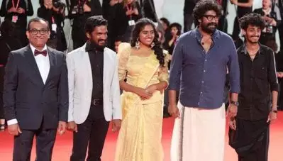 മുണ്ടുടുത്ത്, കൈ രണ്ടും ഉയര്‍ത്തി വെനീസ് അന്താരാഷ്ട്ര ചലച്ചിത്ര മേളയുടെ റെഡ്കാര്‍പ്പറ്റില്‍ ജോജു ജോര്‍ജ്; ചോല പ്രദര്‍ശിപ്പിച്ചു, വീഡിയോ