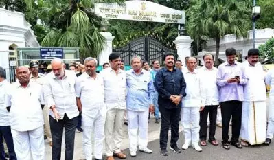 കര്‍ണാടക ഉപതെരഞ്ഞെടുപ്പ് നീട്ടിവെക്കുന്നതായി തെരഞ്ഞെടുപ്പ് കമ്മീഷന്‍ സുപ്രീം കോടതിയില്‍