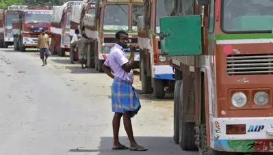 ലുങ്കിയുടുത്ത് ലോറിയോടിക്കാമെന്നാണോ, എങ്കിള്‍ പണി പാളും; ലോറി ഡ്രൈവര്‍മാര്‍ക്ക് ഇനിമുതല്‍ ഡ്രസ്സ് കോഡ്