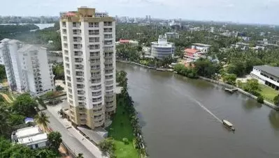 മരടിലെ ഫ്‌ളാറ്റുടമകള്‍ക്ക് 12 മണിവരെ സാവകാശം; പുനരധിവാസത്തിന് സംസ്ഥാന സര്‍ക്കാര്‍ ഒരു കോടി അനുവദിച്ചു