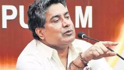 ‘മരട് ഫ്‌ളാറ്റുകളിലെ 450 കുടുംബങ്ങള്‍ തീ തിന്നു കഴിയുകയാണ്’; വാങ്ങും മുന്‍പേ ആലോചിക്കണമായിരുന്നു എന്നു പറയുന്നത് അന്യായമെന്നും ശ്രീകുമാര്‍ മേനോന്‍