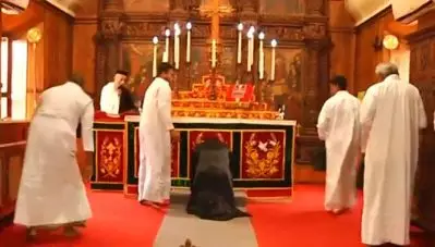 പിറവം പള്ളിയില്‍ കുര്‍ബാനയ്ക്ക് ഓര്‍ത്തഡോക്സ് വിശ്വാസികളെത്തി ; സ്ഥലത്ത് കനത്ത പൊലീസ് സന്നാഹം