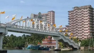 അമൃതാനന്ദമയി മഠത്തിന്റെ കൈവശമുള്ള അനധികൃത ഫ്‌ളാറ്റുകള്‍ പൊളിക്കും; തീരുമാനം പാസാക്കി അലപ്പാട് പഞ്ചായത്ത് കമ്മറ്റി 