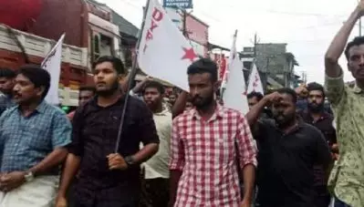 ബീഫ് കറി വിറ്റതിന് മൂവാറ്റുപുഴയില്‍ തട്ടുകട ഉടമയ്ക്കും തൊഴിലാളിക്കും നേരെ ആര്‍.എസ്.എസ് ആക്രമണം
