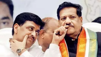 മഹാരാഷ്ട്രയില്‍ മുന്‍ മുഖ്യമന്ത്രിമാര്‍ക്കും രക്ഷയില്ല; കോണ്‍ഗ്രസിന് കനത്ത പ്രഹരം; തോല്‍ക്കുമെന്ന് പ്രവചിക്കപ്പെട്ട പ്രമുഖര്‍ ഇവരാണ്