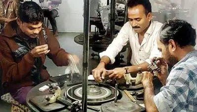 സാമ്പത്തിക പ്രതിസന്ധിയില്‍ ആടിയുലഞ്ഞ് രാജ്യം; ഗുജറാത്തില്‍ ആത്മഹത്യ ചെയ്തത് 15 തൊഴിലാളികള്‍; തകര്‍ന്നടിഞ്ഞ് വജ്ര വ്യാപാരം
