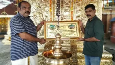 ശ്രീകോവില്‍ പിച്ചള പാകിയവര്‍ക്ക് ക്ഷേത്ര നടയില്‍ ‘ആയത്തുല്‍ ഖുര്‍സി’ നല്‍കി കമ്മറ്റി ഭാരവാഹികള്‍; ഇതൊരു ഫോര്‍ട്ട് കൊച്ചി അനുഭവം