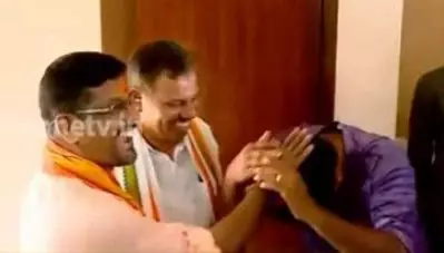ബി.ജെ.പി സ്ഥാനാര്‍ത്ഥിയുടെ അനുഗ്രഹം വാങ്ങി ശങ്കര്‍ റൈ; ‘അനുഗ്രഹം വാങ്ങിയത് തന്ത്രിയോട്, താന്‍ വിശ്വാസിയായ കമ്മ്യൂണിസ്റ്റ്’