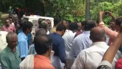 ‘കൈ പിടിച്ച് തിരിച്ചു, കൊല്ലുമെന്ന് ഭീഷണിപ്പെടുത്തി’; അന്‍വറിന്റെ തടയിണ സന്ദര്‍ശിക്കാന്‍ പോയപ്പോഴുണ്ടായ ആക്രമണത്തെക്കുറിച്ച് കുസുമം ജോസഫ്; വീഡിയോ