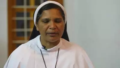 അധ്യക്ഷ സംസാരിക്കുന്നത് സഭാ അനുകൂലികള്‍ക്ക് വേണ്ടി; വനിതാ കമ്മീഷനെ വിമര്‍ശിച്ച് ലൂസി കളപ്പുര