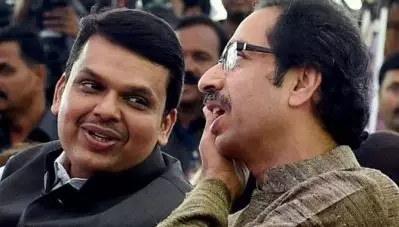 ശിവസേനയ്ക്കു മുന്നില്‍ ബി.ജെ.പി വീഴുന്നു; ദീപാവലിക്കു ശേഷം ഉറപ്പ് എഴുതിനല്‍കിയേക്കും; ‘പുലി പുല്ല് തിന്നില്ലെന്ന് കോണ്‍ഗ്രസിന് പരിഹാസം
