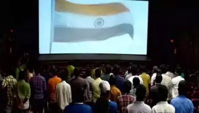 ‘നിങ്ങള്‍ പാക്കിസ്ഥാനിലെ തീവ്രവാദികളാണോ?’; ദേശീയ ഗാനത്തിന് എഴുന്നേറ്റു നിന്നില്ലെന്നാരോപിച്ച് തിയേറ്ററില്‍ കുടുംബത്തിന് നേരെ കയ്യേറ്റ ശ്രമം, വീഡിയോ