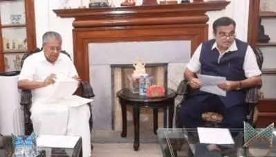 ‘എന്നെ വീണ്ടും നക്‌സലാക്കരുത്’;മുഖ്യമന്ത്രിയുടെ മുന്നില്‍ വെച്ച് ഉദ്യോഗസ്ഥരെ ശാസിച്ച് ഗഡ്കരി