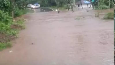 കോന്നിയില്‍ കനത്ത മഴ; പലയിടങ്ങളും വെള്ളത്തിനടിയില്‍; പോളിംഗിനെ ബാധിക്കുന്നു