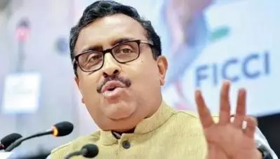മണിപ്പൂരിലേക്ക് ഐ.എല്‍.പി വിസയെടുത്ത് ബി.ജെ.പി ദേശീയ ജനറല്‍ സെക്രട്ടറി; ഒരു രാജ്യം ഒരൊറ്റ നിയമം ഒക്കെ പോയോ എന്ന് സോഷ്യല്‍ മീഡിയ