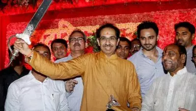 ‘അച്ഛന്‍ ജയിലിലായ ഒരു ദുഷ്യന്ത് ചൗതാലയും ഇവിടെയില്ലെന്ന് ഓര്‍ക്കണം’; ബി.ജെ.പിയെ ഉന്നംവച്ച് ശിവസേന; മഹാരാഷ്ട്രയില്‍ പോര് മുറുകുന്നു