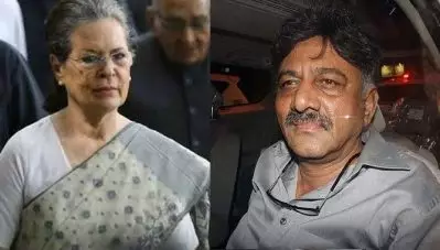 ‘നമ്മള്‍ പൊരുതി ജയിക്കും; താങ്കളെ മാത്രമല്ല, കോണ്‍ഗ്രസിലെ മറ്റു ചില നേതാക്കളെ കൂടി അവര്‍ ടാര്‍ഗറ്റ് ചെയ്തിട്ടുണ്ട്’; ഡി.കെ ശിവകുമാറിനോട് സോണിയാ ഗാന്ധി