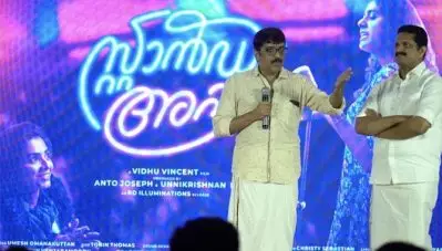 തട്ടുപൊളിപ്പന്‍ സിനിമകള്‍ ചെയ്താലേ ‘സ്റ്റാന്റപ്പു’കളുമുണ്ടാകൂവെന്ന് വിധു വിന്‍സെന്റിനെ വേദിയിലിരുത്തി ബി. ഉണ്ണികൃഷ്ണന്‍; ‘മാടമ്പിയും പ്രമാണിയും ചെയ്തുണ്ടാക്കിയ പണമാണിത്’