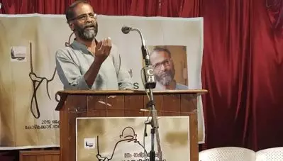 ‘ഗാന്ധിയെയും ഗോഡ്സെയെയും താരതമ്യം ചെയ്ത് കെ.പി കേശവമേനോന്‍ എഴുതിയ കവിത മാതൃഭൂമി പത്രാധിപര്‍ വായിക്കുന്നത് നല്ലതാണ്’; മാതൃഭൂമിക്കെതിരെ സുനില്‍ .പി. ഇളയിടം