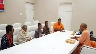 യോഗിയുമായുള്ള കൂടികാഴ്ച്ച സമ്മര്‍ദത്തെ തുടര്‍ന്ന്; നീതി ലഭിച്ചില്ലെങ്കില്‍ വാളെടുക്കുമെന്നും കൊല്ലപ്പെട്ട ഹിന്ദു മഹാസഭാ നേതാവിന്റെ അമ്മ