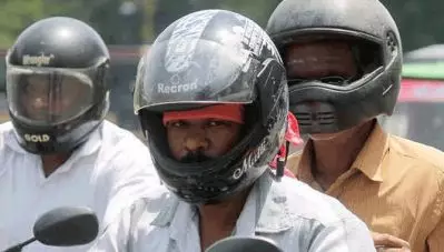 ഹെല്‍മെറ്റില്ലാത്ത യാത്രക്കാരെ ഓടിച്ചിട്ട് പിടിക്കരുതെന്ന് ഹൈക്കോടതി; ട്രാഫിക് നിയമ ലംഘകരെ പിടിക്കാന്‍ നവീന സാങ്കേതിക സംവിധാനങ്ങള്‍ ഉപയോഗിക്കണം