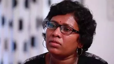 ശബരിമലയിലേക്ക് യാത്ര തിരിച്ച ബിന്ദു അമ്മിണിക്കെതിരെ ആക്രമണം; മുളക് പൊടിയെറിഞ്ഞെന്ന് ബിന്ദു
